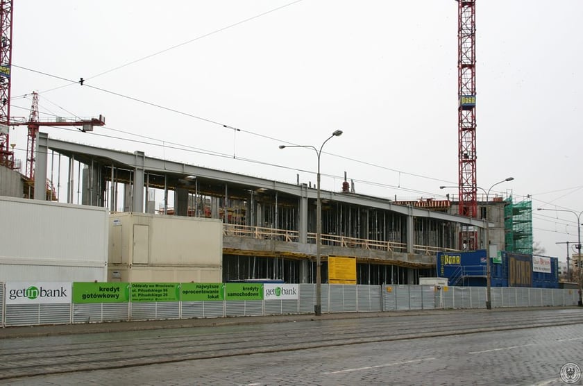 Początek Arkad Wrocławskich - budowa na przestrzeni lat 2005-2007